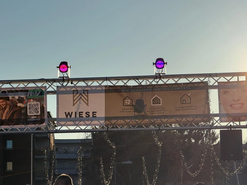Das Sponsorenbanner von Wiese Immobilien an der Hofheimer Eisbahn