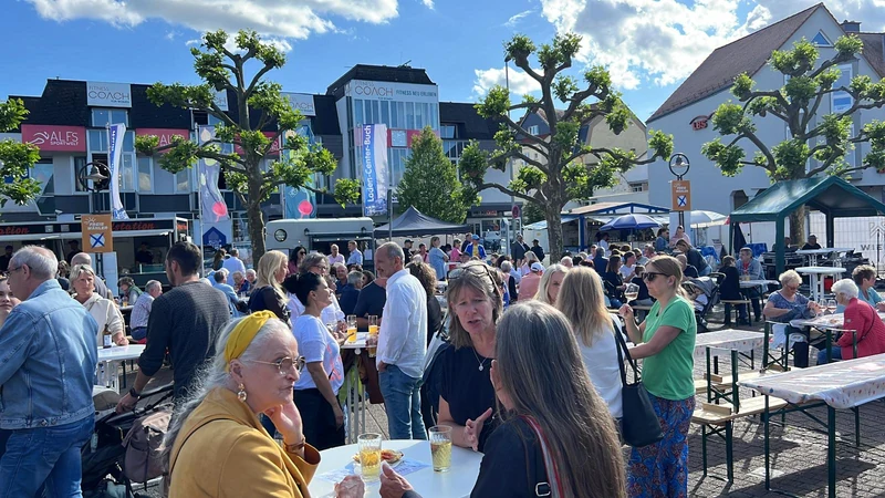 Besucherinnen und Besucher beim Wäldchestag in der Hofheimer Innenstadt