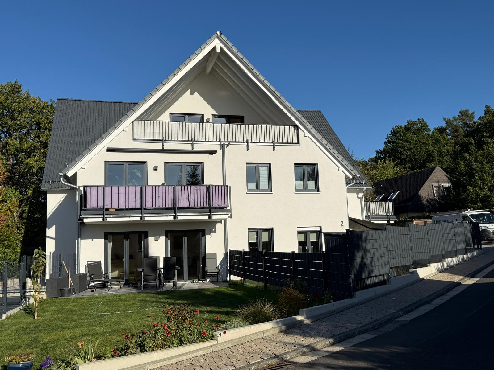 Fertiggestelltes Wohnhaus am Dachsgraben mit Garten und Balkonen