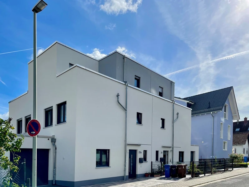 Modernes Wohnen in Marxheim · Straßenansicht des Doppelhauses