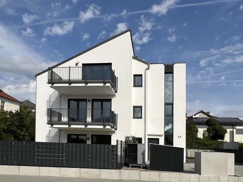 Wohnen am Kapellenberg · Straßenansicht mit Balkonen