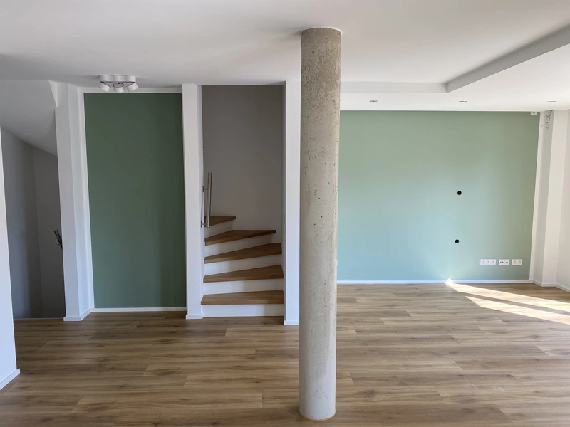 Offener Wohnbereich mit Treppe