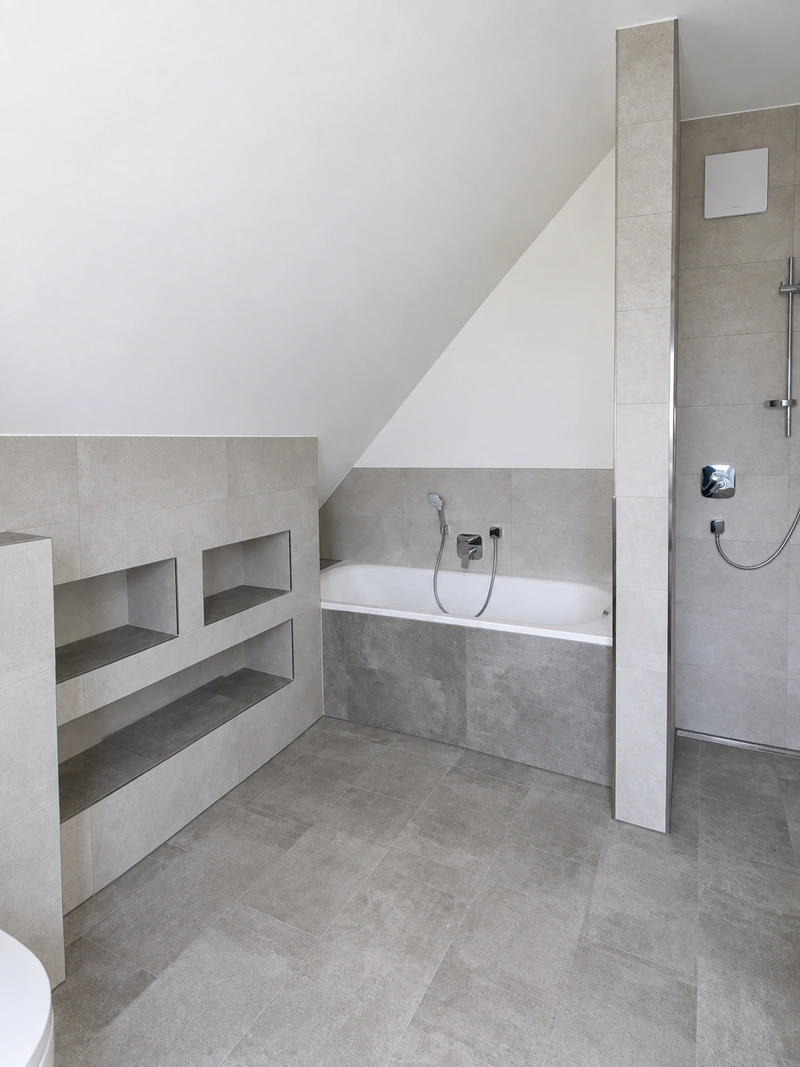 Bad mit Badewanne und gemauerten Ablagen