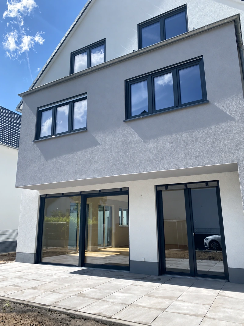 Terrasse mit großen Glastüren zum Wohnbereich