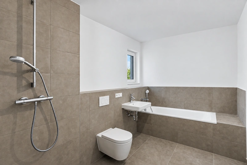 Tageslichtbad mit Dusche und Badewanne