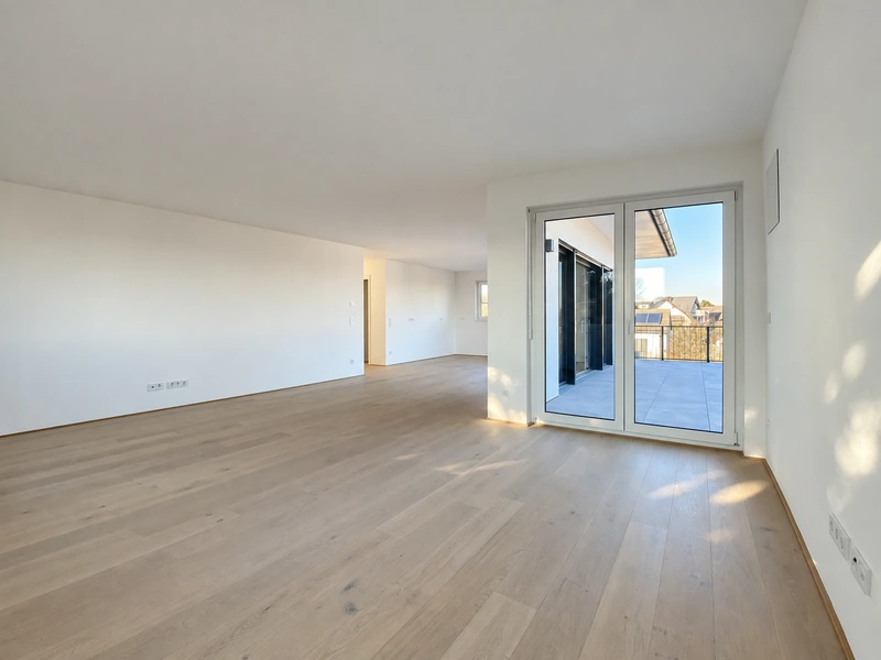 Offener Wohnbereich mit Zugang zur Dachterrasse