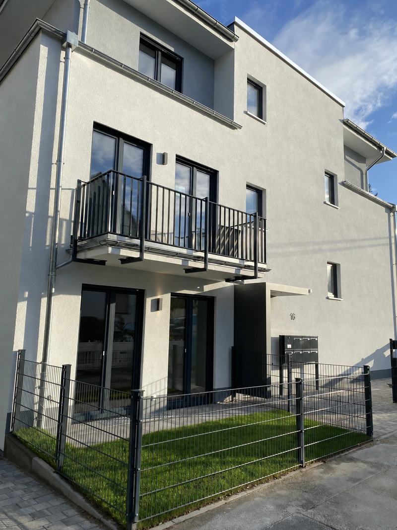 Fertiggestellte Fassade mit Balkonen
