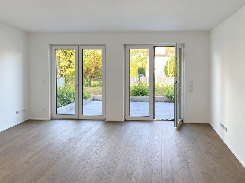 Heller Wohnbereich mit Zugang zum Garten