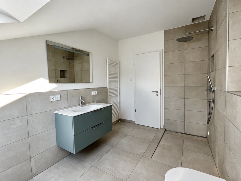 Tageslichtbad mit bodengleicher Dusche