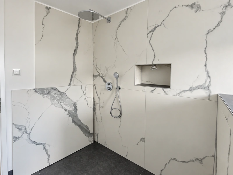 Dusche mit Wandnische und hellen Fliesen