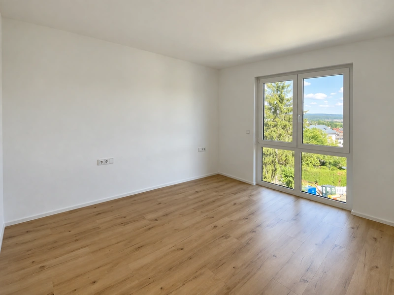 Zimmer mit bodentiefem Fenster