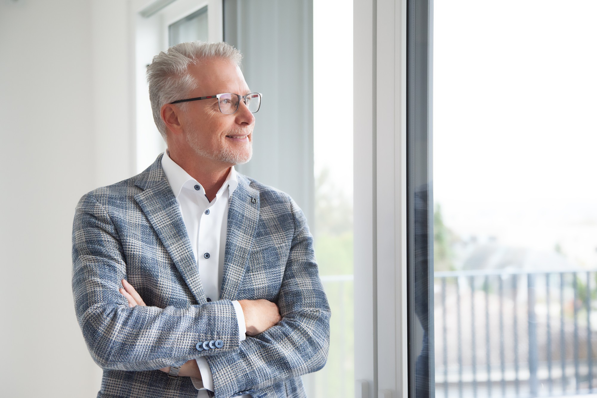 Stefan Wiese, Geschäftsführer der Wiese Immobilien GmbH, am Fenster