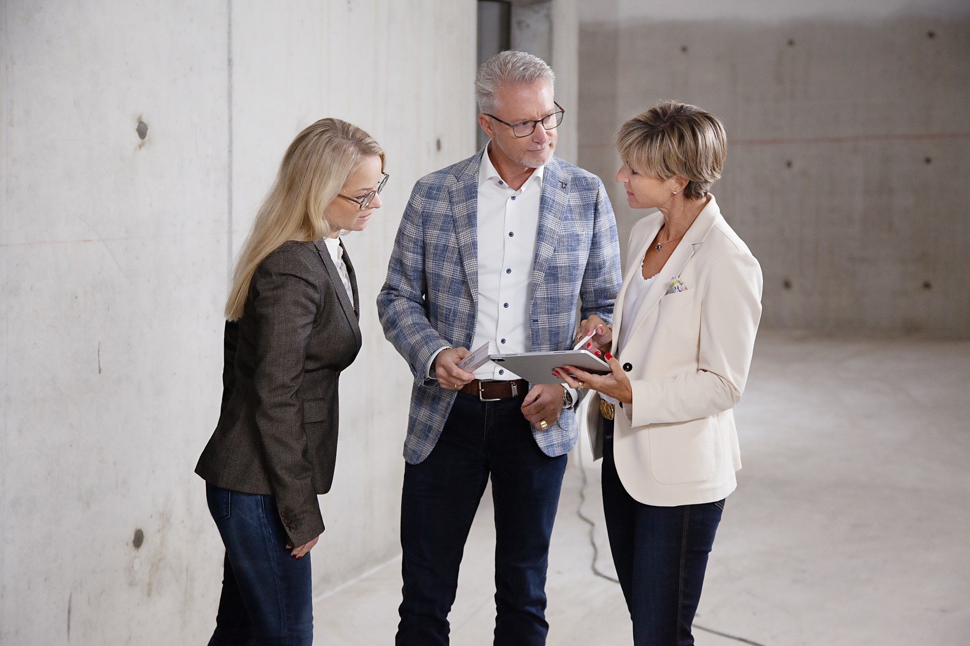 Gemeinsame Abstimmung am Tablet im Rohbau