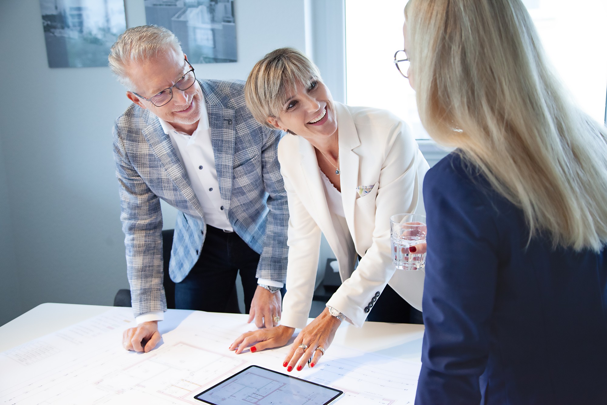 Persönliches Gespräch im Büro von Wiese Immobilien